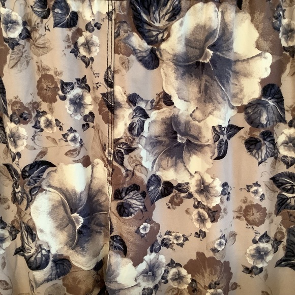 Capris Women’s Plus/Curvy 12-20 Elastic Waistband Smoked Out Floral Pattern - Picture 3 of 8